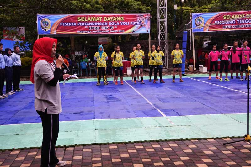 Hj Susilowati saat menyampaikan sambutan sebagai Ketua Panitia Pertandingan Bola Voli Putri DPRD Cup IV. 