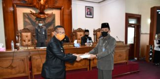 Marsono menerima penyerahan LKPJ Tahun 2019 dari Bupati Maryoto Birowo dalam rapat paripurna DPRD Tulungagung, Rabu (22/4).