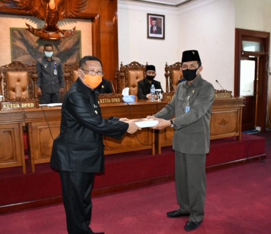 Marsono menerima penyerahan LKPJ Tahun 2019 dari Bupati Maryoto Birowo dalam rapat paripurna DPRD Tulungagung, Rabu (22/4).