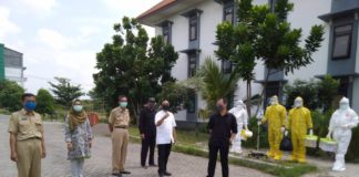 Pimpinan dan anggota Komisi C DPRD Tulungagung saat meninjau Rusunawa IAIN Tulungagung dan mengajak berbincang tenaga medis, Senin (11/5).