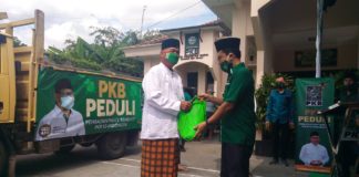 Adib Makarim menyerahkan secara simbolis paket sembako pada salah seorang penerima, Sabtu (16/5).