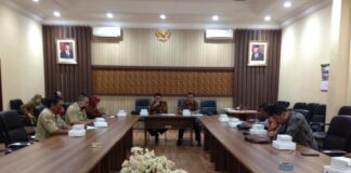 Renno Mardi Putra bersama anggota Komisi A menyambut kedatangan pimpinan dan anggota Komisi A DPRD Kabupaten Madiun di Ruang Aspirasi Kantor DPRD Tulungagung, Senin (6/7).