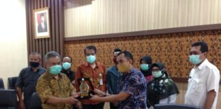 Heru Santoso memberi cinderamata pada Nono Rohana seusai pertemuan di Ruang Aspirasi Kantor DPRD Tulungagung, Rabu (5/8).