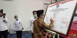 Adib Makarim menandatangani deklarasi pencanangan zona integritas menuju WBK dan WBBM di BNNK Tulungagung disaksikan AKBP Sudirman, Kamis (24/9).