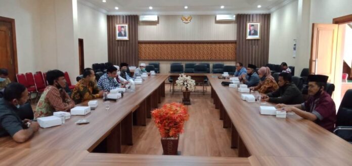 Abdullah Ali Munib memimpin pertemuan dengan pimpinan dan anggota Komisi D DPRD Kabupaten Bojonegoro yang datang berkunjung ke Kantor DPRD Tulungagung, Selasa (15/9).