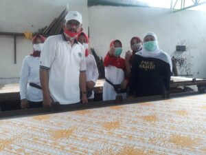 Gubernur Khofifah didampingi Marsono ketika melihat proses pembuatan batik printing di sentra Batik Gajah Mada.