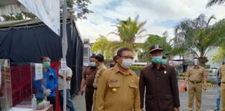 Gunawan bersama Bupati Maryoto Birowo memeriksa penerapan protokol kesehatan di lokasi SKB CPNS Pemkab Tulungagung, Senin(28/9).