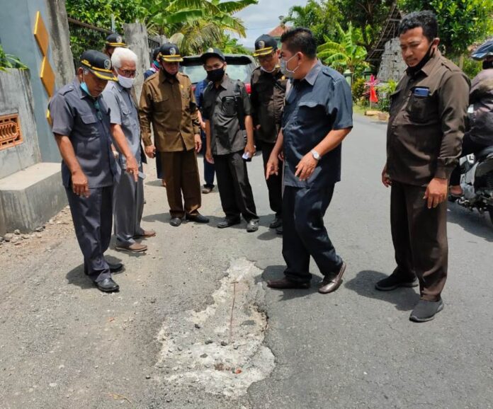 Jalan yang sudah banyak berlubang menjadi perhatian pimpinan dan anggota Komisi D DPRD Tulungagung saat sidak, Selasa (29/9).