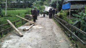 Jembatan di Desa Nglurup Sendang yang jalannya rusak tak luput dari perhatian Komisi D DPRD Tulungagung saat sidak, Senin (28/9).