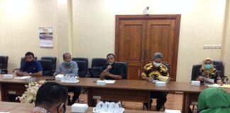 Heru Santoso (tengah) saat memimpin rapat pembahasan raperda bersama tim asistensi pembahas ranperda Pemkab Tulungagung di Ruang Aspirasi Kantor DPRD Tulungagung, Selasa (22/9).