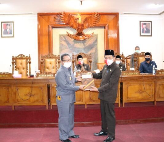 Ketua DPRD Tulungagung, Marsono SSos, menerima penyerahan Raperda Perubahan APBD Tulunggaung Tahun Anggaran 2020 dari Bupati Maryoto Birowo dalam rapat paripurna DPRD Tulungagung, Selasa (1/9).