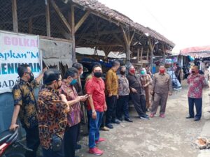 Komisi C dan OPD Pemkab Tulungagung terkait ketika sidak di Pasar Bandung, Kamis (24/9).