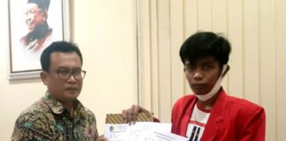 Adib Makarim didampingi Bagus Prasetiawan menujukkan surat penolakan UU Omnibus Law dari Aliansi Mahasiswa Tulungagung yang telah ditandatanganinya dan segera dikirim ke DPR RI, Selasa (27/10).