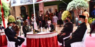Gunawan (kanan) bersama Forkopimda Tulungagung saat upacara HUT TNI ke-75 di Makodim 0807 Tulungagung, Senin (5/10).