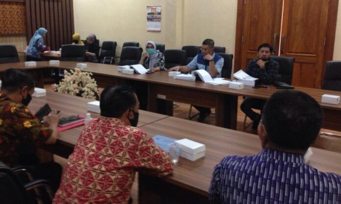 Susilowati memimpin hearing pembahasan Ranperda APBD Tahun Anggaran 2021 yang dilakukan Komisi B dengan OPD mitra kerjanya, Kamis (5/11).
