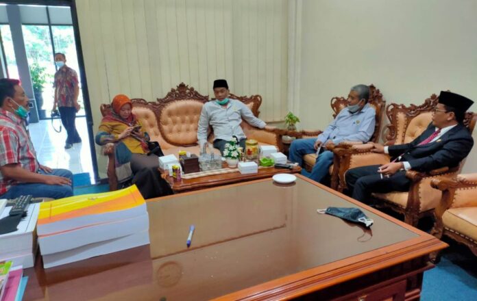 Adib Makarim saat menerima kunjungan pimpinan DPRD Kabupaten Blitar, Selasa (10/11).