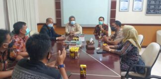 Pimpinan dan anggota Komisi C DPRD Tulungagung saat berkoordinasi dengan Direktur RSUD dr Iskak, dr Supriyanto SpB FINACS MKes, Selasa (1/12).