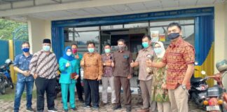 Pimpinan dan anggota Komisi C ketika mengunjungi Kantor Kas BPR Bank Tulungagung di Kecamatan Kauman, Senin (18/1).