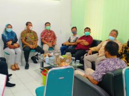 Pimpinan dan anggota Komisi C DPRD Tulungagung saat melakukan kunjungan di Kantor Dinsos Kabupaten Tulungagung dan diterima oleh Kepala Dinsos Kabupaten Tulungagung, Drs Suyanto, Selasa (19/1).