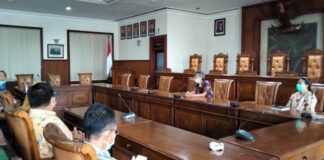 Yuwono dan Susilowati ketika menerima kedatangan pimpinan dan anggota Komisi II DPRD Kota Mojokerto, Jumat (22/1) pagi.