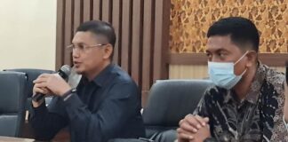 Sofyan Heryanto menjawab pertanyaan saat menerima kedatangan pimpinan dan anggota Komisi III DPRD Kabupaten Nganjuk, Selasa (26/1).