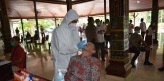Marsono di swab antigen saat menjalani screening kesehatan untuk pemberian vaksin Covid-19 di Pendopo Kongas Arum Kusimaning Bongso, Rabu (27/1).