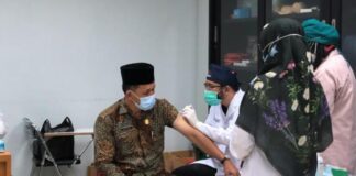 Marsono disuntik vaksin Covid-19 oleh vaksinator di RSUD dr Iskak Tulungagung, Rabu (3/2).