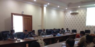 Mashud memimpin rapat pembahasan finalisasi dua ranperda di Ruang Aspirasi Kantor DPRD Tulungagung, Senin (15/2).