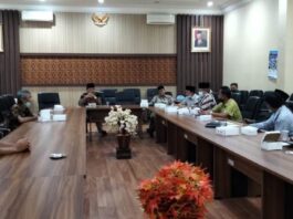 Marsono memimpin rapat penyampaian pelaksanaan vaksinasi Covid-19 bagi anggota DPRD Tulungagung, Kamis (18/2).