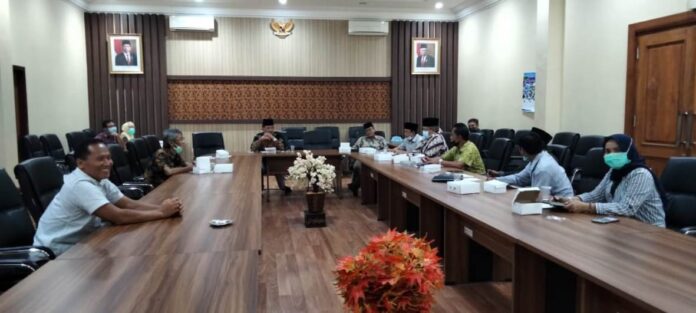 Marsono memimpin rapat penyampaian pelaksanaan vaksinasi Covid-19 bagi anggota DPRD Tulungagung, Kamis (18/2).