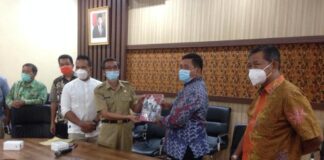 Sutaji menerima cinderamata dari Mujono sebelum rombongan dua Komisi DPRD Kabupaten Madiun mengakhiri kunjungan di Kantor DPRD Tulungagung, Senin (1/2).