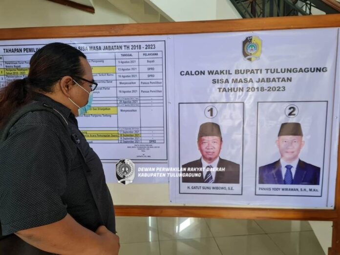 Contoh foto cawabup di surat suara sudah ditempel di papan pengumuman di lobi Kantor DPRD Tulungagung.
