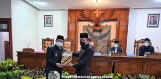 Bupati Maryoto Birowo menyerahkan Ranperda APBD Tulungagung tahun 2022 pada Marsono dalam rapat paripurna dewan, Rabu (27/10) siang.