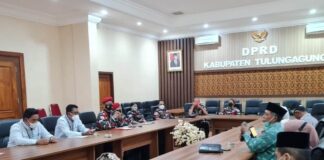 Hearing yang baru dibuka Abdulah Ali Munib di Ruang Aspirasi Kantor DPRD Tulungagung akhirnya ditunda karena ketidakhadiran Kadishub Kabupaten Tulungagung dan Manajer PLN Area Tulungagung, Selasa (19/10) siang.