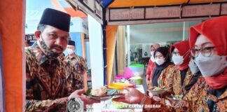 Marsono mencoba salah satu menu saat makan siang di Warung Ikhlas, Rabu (6/10).