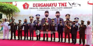 Sofyan Heryanto (keempat dari kiri) berfoto bersama seluruh peserta upacara HUT TNI ke-76 yang dilakukan secara virtual di Makodim 0807 Tulungagung, Sekasa (5/10).
