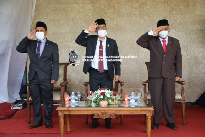 Adib Makarim (tengah) memberi hormat pada Bendera Merah Putih saat upacara peringatan Hari Pahlawan, Rabu (10/11).