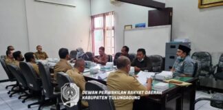 Komisi A saat melakukan pembahasan Ranperda APBD Tulungagung Tahun 2022 bersama sejumlah camat, Senin (8/11).