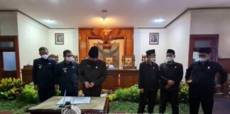 Marsono menandatangani berita acara persetujuan penetapan APBD Tulungagung 2022 bersama Bupati Maryoto Birowo dan pimpinan dewan lainnya, Rabu (24/11).