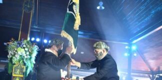 Marsono menyerahkan Pataka Kabupaten Tulungagung pada Bupati Maryoto Birowo saat prosesi bersih nagari, Kamis (18/11).