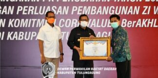Sudarmaji saat menerima penghargaan SAKIP kategori BB dari Bupati Maryoto Birowo, Kamis (25/11).