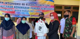 Susilowati saat menyalurkan bantuan paket sembako di di Desa Nglampir Kecamatan Bandung, Rabu (24/11).