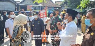 Adib Makarim (baju putih berkopiah) saat menyambut kedatangan Menaker Ida Fauziyah di BLKK Unipro Biso, Selasa (28/12).