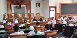Hearing bersama perwakilan guru honorer se-Tulungagung, Rabu (1/12), dipimpin langsung Ketua Komisi A DPRD Tulungagung, Gunawan.