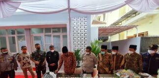 Marsono menandatangani prasasti peresmian Musala Al Ikhlas bersama Bupati Maryoto Birowo, Kamis (30/12).