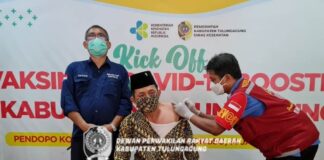 Marsono ketika disuntik vaksin booster Covid-19 di Pendopo Kongas Arum Kusumaning Bongso, Jumat (14/1) siang.