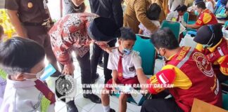 Marsono memberi semangat pada siswa yang sedang disuntik vaksin Covid-19 di SDN 4 Kampung Dalem, Selasa (4/1).