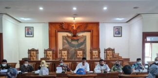Gunawan (berkopiah, tengah) memimpin audiensi dengan PKTP yang juga menghadirkan OPD terkait Pemkab Tulungagung, Jumat (7/1).