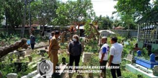 Pimpinan dan anggota Komisi C saat melakukan kunjungan ke TPU Kelurahan Kepatihan yang lahannya sudah semakin sempit.