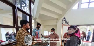 Rombongan anggota DPRD Kabupaten Gresik saat membeli produk UMKM yang dipamerkan di Pojok UMKM Kantor DPRD Tulungagung, Jumat (25/2).